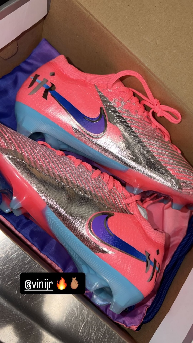 华体会官网入口-了却一桩心愿！索博斯洛伊晒维尼修斯送给自己的专属战靴