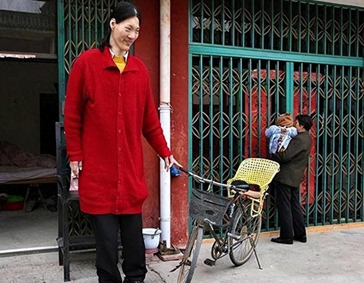 世界第一女巨人来自中国安徽，穿78码的鞋子，一顿饭吃六碗炒面